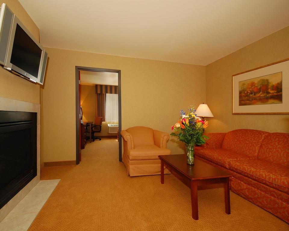 Comfort Suites At Par 4 Resort Waupaca Exteriör bild